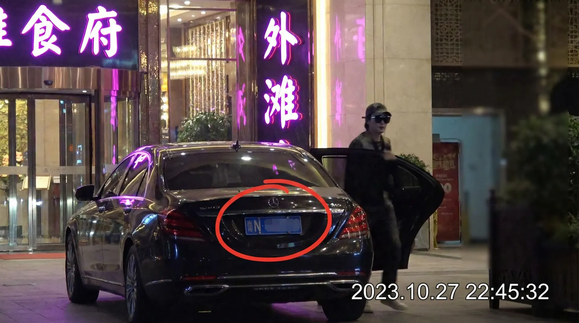 美女网站 - 豪车餐厅外偷拍